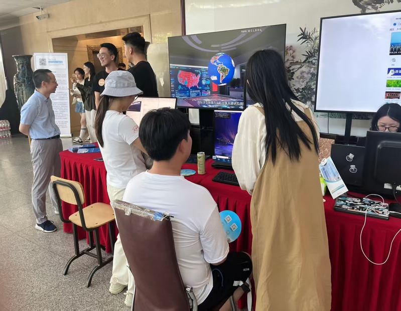 访客正在与6DOF视频互动