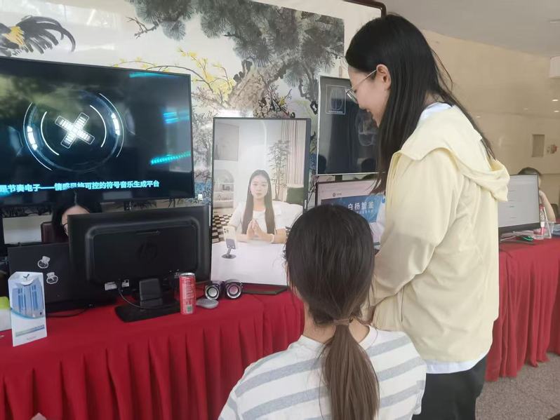 实验室师生向来访者演示科研项目