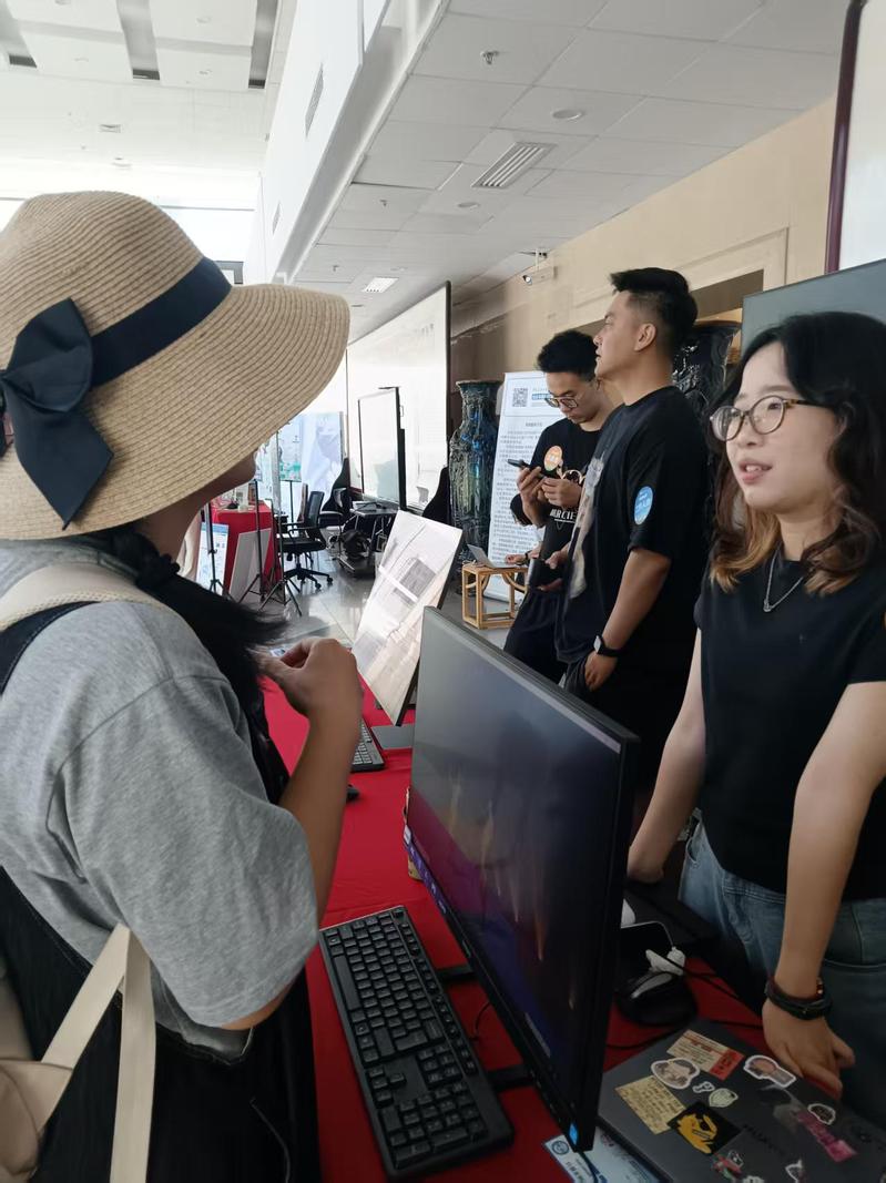 来访学生与家长在实验室展台前咨询了解